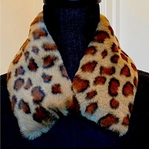 Chico faux fur cheetah collar